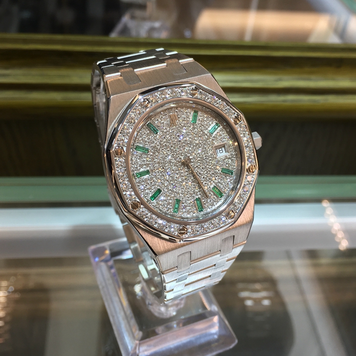 Audermars Piguet 爱彼 皇家橡树系列，35毫米表径，18K白金满天星原镶钻，3点位置视窗式日期显示，自动上弦机械机芯。 单表无附件。