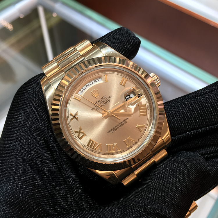 Rolex 劳力士 星期日历型系列，218235-83215。41毫米表径，18K玫瑰金表壳，粉色面盘，罗马数字时标，3点位置日期显示，12点位置为星期显示，自动上弦机械机芯。专柜定价：285500元。 全套附件齐全。