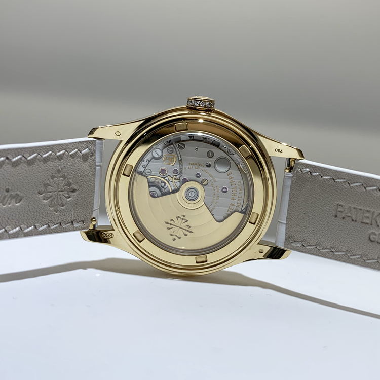 PATEK PHILIPPE 百达翡丽 复杂功能系列 ，4936J。37毫米表径，18K黄金，表壳镶嵌156颗钻石（约0.93克拉）。珍珠母贝表盘，金质罗马立体时标。年历，指针式星期和月份显示，视窗式日期显示，月相显示，中心大秒针。蓝宝石水晶透盖。CAL.324 S QA LU 自动上弦机械机芯，动力储备45小时。专柜定价：333100元。 单表无附件。