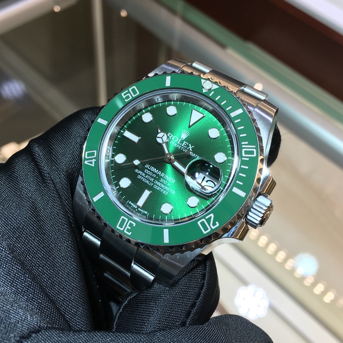 ROLEX 劳力士 潜航者型系列，116610LV-97200，40毫米表径，精钢表壳，60分钟渐进刻度单向旋转外圈，配抗刮损Cerachrom陶质字圈，铂金涂层数字及刻度，中央时、分及秒针；瞬跳日历，快速更正；秒针暂停功能以准确调校时间。自产3135型自动上弦机械机芯，动力储备48小时。专柜定价：70000元。 全套附件齐全。