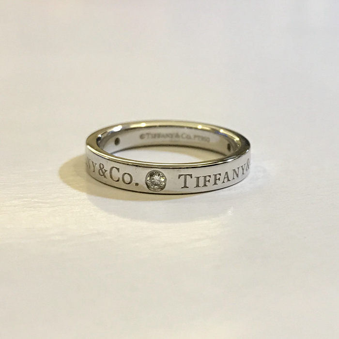 Tiffany & Co.铂金镶圆形明亮式切割钻石戒指，3 毫米宽。