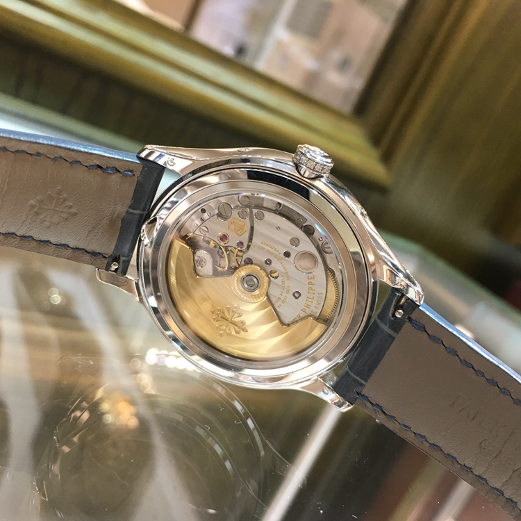 PATEK PHILIPPE 百达翡丽 复杂功能时计系列，4947G-001。38毫米表径，18K白金表壳镶嵌141颗钻石（约1.28克拉），蓝色日辉纹面盘，金质立体字块，中心大秒针，视窗式日期显示，月相显示，指针式星期和月份显示，324 S QA LU 自动上弦机械机芯，动力储备35-45小时。专柜定价：365200元。 全套附件齐全。