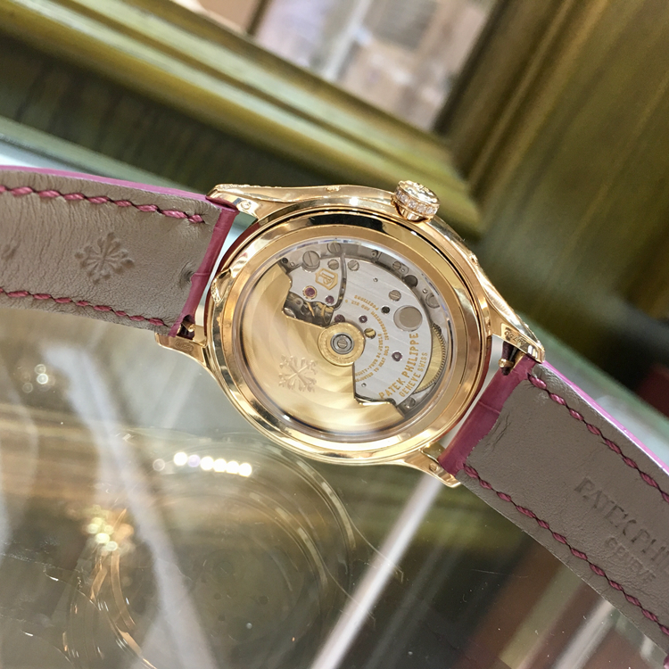 PATEK PHILIPPE 百达翡丽 复杂功能时计系列，4947R-001。38毫米表径，18K玫瑰金表壳镶嵌141颗钻石，约1.28克拉，表冠镶嵌14颗钻石，约0.06克拉，蓝色日辉纹或银色日辉纹表盘，金质立体字块，月相显示，视窗式日期显示，指针式星期和月份显示，中心大秒针。324 S QA LU自动上弦机械机芯，动力储备35-45小时，专柜定价：365200元。 单表无附件。