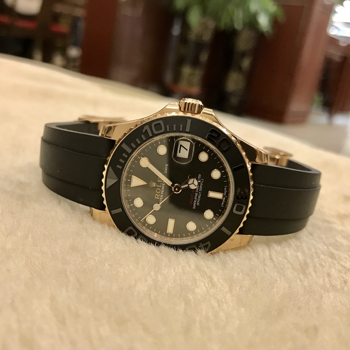 Rolex 劳力士 游艇名仕型系列，268655。37毫米表径，18K玫瑰金表壳，双向旋转60分钟刻度外圈，搭配亚光黑色陶质字圈，磨光立体数字及刻度，双重防反光小窗凸透镜放大日历显示功能，自动上弦机械机芯，动力储备55小时。 单表无附件。