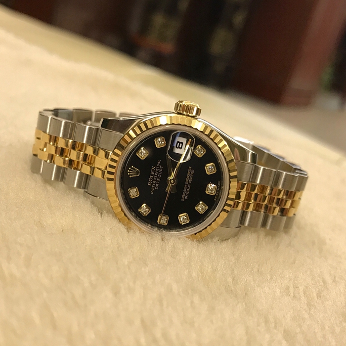 ROLEX 劳力士 女装日志型，179173。26毫米表径，18K黄金精钢表壳，黑色面盘镶钻时标，防反光凸透式放大日历窗。自产2235型自动上弦机械机芯，动力储备48小时。 全套附件齐全。