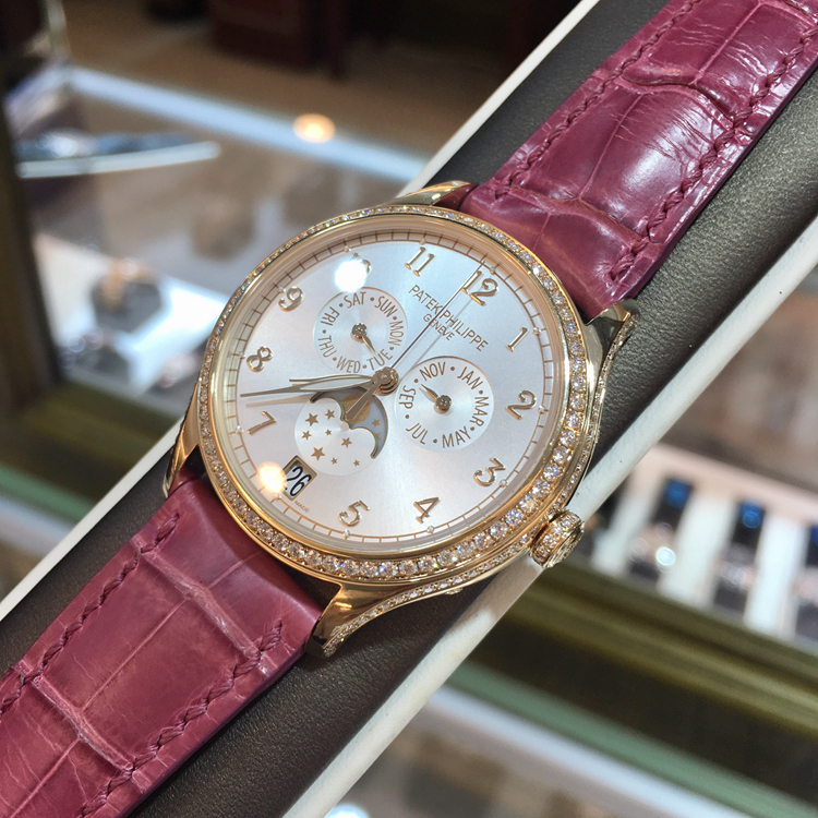 PATEK PHILIPPE 百达翡丽 复杂功能时计系列，4947R-001。38毫米表径，18K玫瑰金表壳镶嵌141颗钻石，约1.28克拉，表冠镶嵌14颗钻石，约0.06克拉，蓝色日辉纹或银色日辉纹表盘，金质立体字块，月相显示，视窗式日期显示，指针式星期和月份显示，中心大秒针。324 S QA LU自动上弦机械机芯，动力储备35-45小时，专柜定价：365200元。 单表无附件。