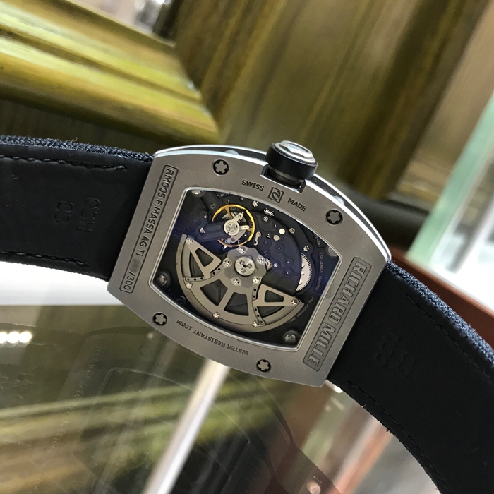 RICHARD MILLE 理查德米勒 RM 005。45*37.8毫米表径。钛合金表壳，酒桶型表盘，蓝宝石水晶玻璃表镜。自动上弦机械机芯。动力储备55小时。 单表无附件。