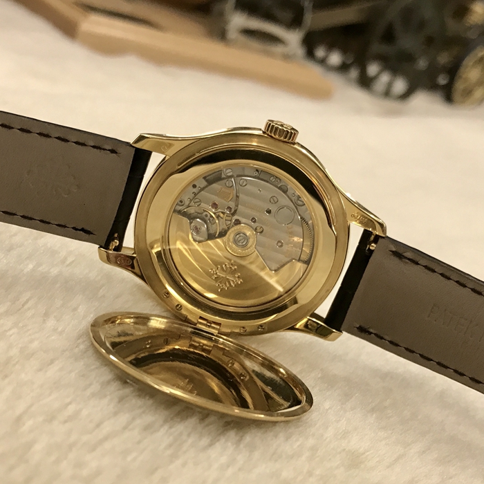 PATEK PHILIPPE 百达翡丽 Calatrava 古典表系列，5227J-001。39毫米表径，18K黄金表壳， 象牙白漆面表盘，金质立体时标，中心大秒针，3点位置视窗式日期显示，蓝宝石水晶透盖带隐形铰链防尘盖。自产324 S C自动上弦机械机芯，动力储备35-45小时。专柜定价：247700元。 单表无附件。