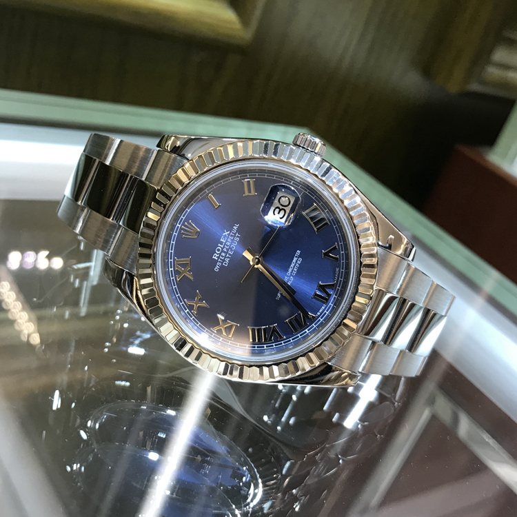 ROLEX 劳力士 日志型系列，116334。41毫米表径，18K白金表壳，深蓝色面盘，罗马数字时标，3点位置为凸透镜放大日历，自产3135型自动上弦机械机芯，动力储备48小时。专柜定价：71100元。 单表无附件。