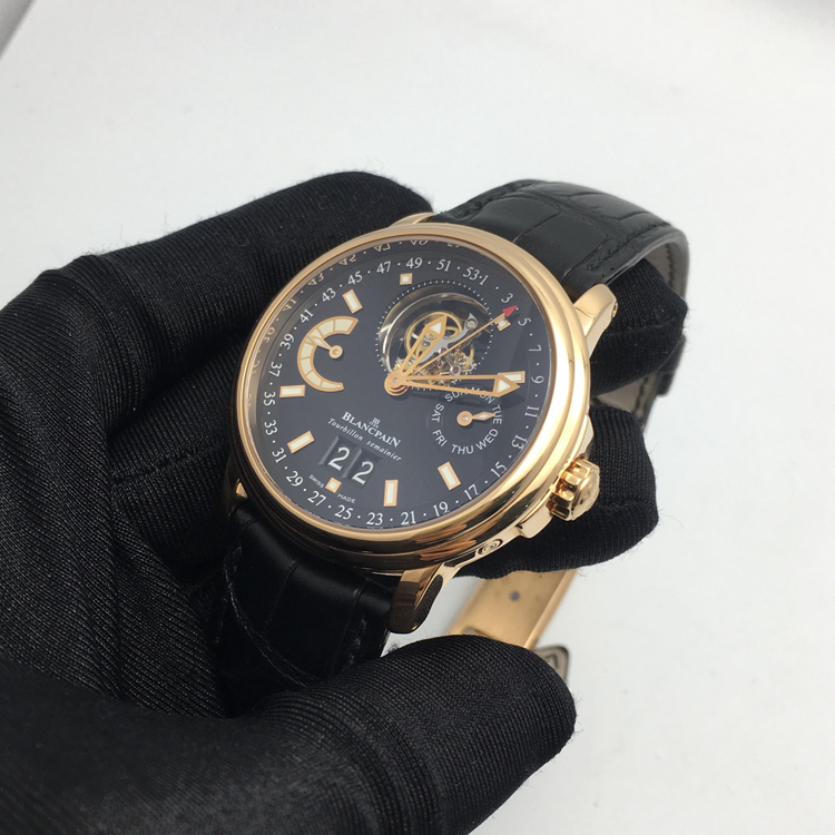 Blancpain 宝珀 Léman 领袖系列，2925-3630-53B。40毫米表径，18K玫瑰金表壳，黑色面盘，3点位置星期显示，6点位置视窗式大日历，9点位置为动力储备显示，12点位置为陀飞轮装置，Cal.3725G自动上弦机械机芯，动力储备168小时，专柜定价：1129000元。 单表无附件。