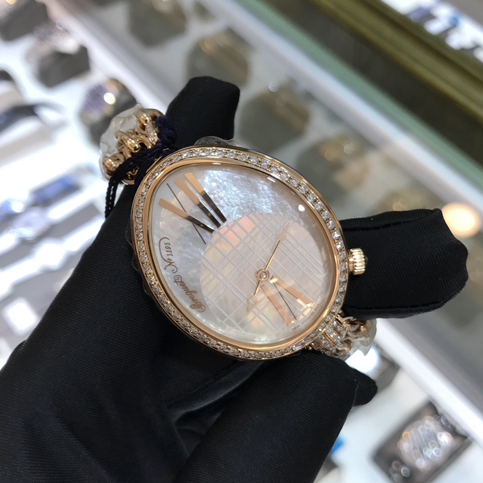 Breguet 宝玑 Reine de Naples 那不勒斯皇后系列，8965BR/5W/J53 DDD0。43x34.95毫米表径，18k玫瑰金鹅卵形表壳，珍珠贝母盘，金质字罗马时标，自动上弦机械机芯，专柜定价50多万。 未使用品全套附件齐全。