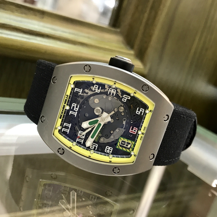 RICHARD MILLE 理查德米勒 RM 005。45*37.8毫米表径。钛合金表壳，酒桶型表盘，蓝宝石水晶玻璃表镜。自动上弦机械机芯。动力储备55小时。 单表无附件。