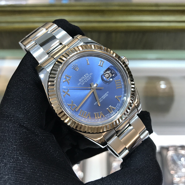 ROLEX 劳力士 日志型系列，116334。41毫米表径，18K白金表壳，深蓝色面盘，罗马数字时标，3点位置为凸透镜放大日历，自产3135型自动上弦机械机芯，动力储备48小时。专柜定价：71100元。 单表无附件。