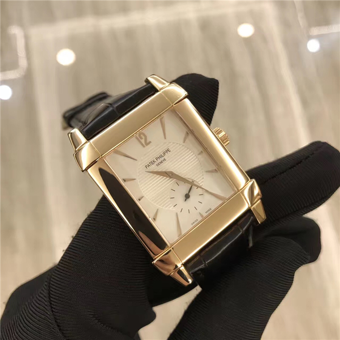 PATEK PHILIPPE 百达翡丽，5111J，32*47毫米表径，18k黄金表壳，简约典雅小三针，专柜定价:238000元，钟意现货好价。