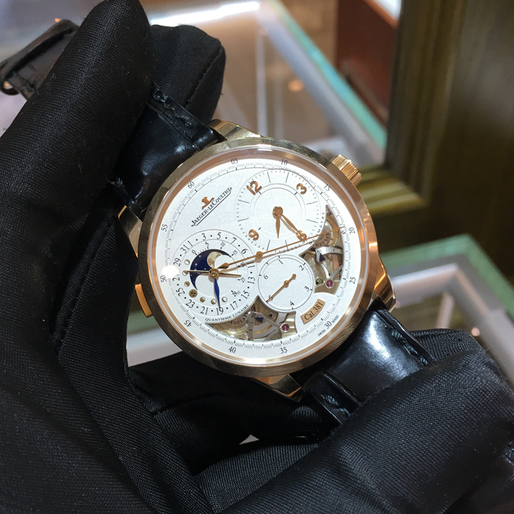 Jaeger-LeCoultre 积家 双翼系列，Q6042520。42毫米表径，18K玫瑰金表壳，银色面盘，9点位置为月相显示，指针式日期显示，Cal.381手动上弦机械机芯，动力储备50小时。专柜定价：321000元。 单表无附件。