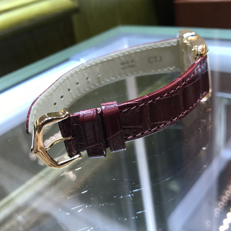 Cartier 卡地亚 Tank 坦克系列，WJTA0007。30.2 x 22.7毫米表径，18K玫瑰金表壳，镀银漆面，镶嵌11颗明亮式切割圆钻，精准石英机身，专柜定价：86500元。 单表无附件。