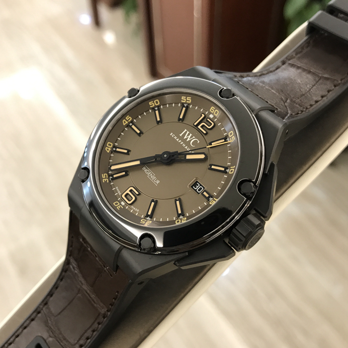 IWC 万国 工程师系列，IW322504。陶瓷表壳，46毫米表径，棕色表盘，三点位置日期显示，可透过表冠快速调整日期，中央秒针附掣停装置。棕色鳄鱼皮内衬的黑色橡胶表带，钛金属针式表扣，双面防反光平面蓝宝石玻璃表镜。旋入式表冠，80110比勒顿自动上弦机械机芯，动力储备44小时。专柜定价：85000元。