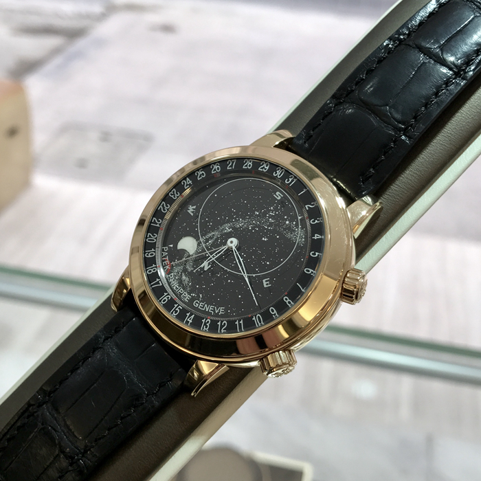 PATEK PHILIPPE 百达翡丽 超级复杂功能时计系列，6102R-001。44毫米表径，18K玫瑰金表壳，黑色蓝宝石水晶圆盘，显示星空背景和月相，透明蓝宝石水晶圆盘，显示苍穹图和银河，指针式日期显示，时针和分针显示平均太阳时间。苍穹图、月相和月行轨迹。天狼星与月亮中天时间。240 LU CL C自动上弦机械机芯，动力储备48小时。专柜定价：2135000元。 单表附保卡。