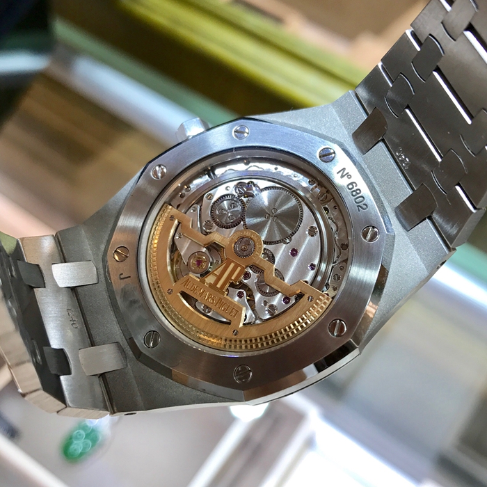 Audermars Piguet 爱彼 皇家橡树系列，15202ST.OO.1240ST.01。39毫米表径，精钢表壳搭配经反炫光处理的蓝宝石水晶玻璃镜面和底盖。蓝色表盘镌刻Petite Tapisserie 小型格纹装饰图案，搭配白金荧光立体时标和皇家橡树指针。日期显示功能，自动上弦机械机芯，动力储备40小时。 全套附件齐全。