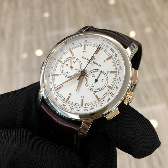 Vacheron Constantin 江诗丹顿 TRADTIONNELLE 传袭系列，47192/000B-9828。42毫米表径，18K白金表壳，银白色面盘，计时功能手动上弦机械机芯，动力储备48小时。专柜定价：392000元。 单表无附件。