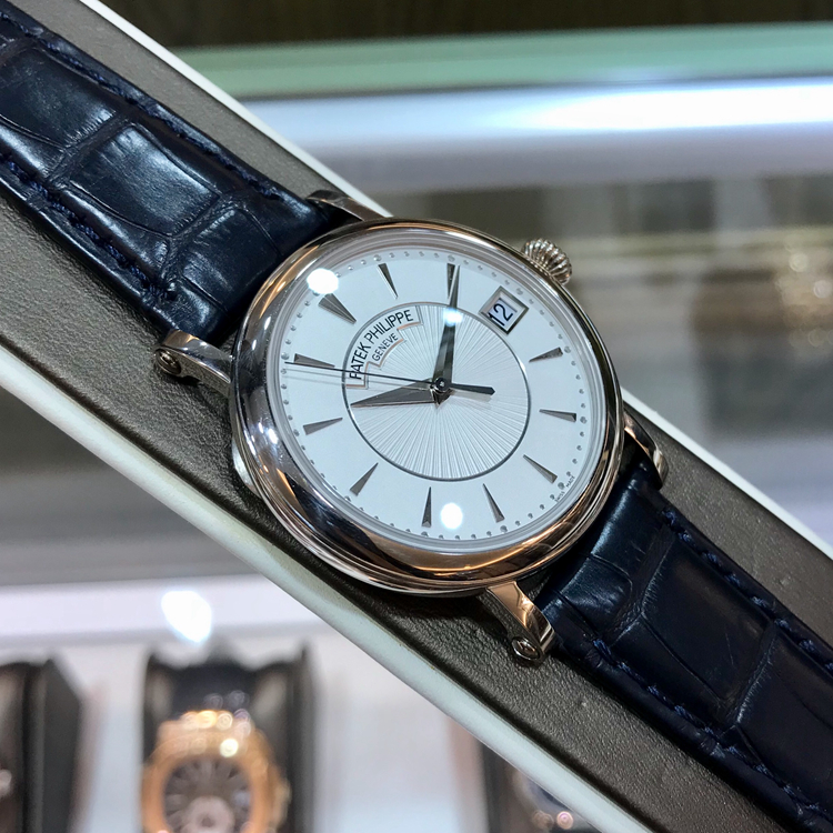 PATEK PHILIPPE 百达翡丽 Calatrava 古典表系列，5153G-010。38毫米表径，18K白金表壳，银白色面盘，中央饰有手工雕饰纹，金质立体时标，3242C自动上弦机械机芯，动力储备35-45小时。专柜定价：253200元。 全套附件齐全。