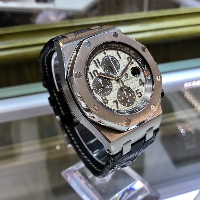 Audermars Piguet 爱彼 皇家橡树离岸型系列，26470ST.OO.A801CR.01。42毫米表径，精钢表壳，象牙白表盘镌刻“Méga Tapisserie”超大格纹装饰，搭配棕色计时器、棕色荧光阿拉伯数字、白金荧光皇家橡树指针及棕色内表圈，3点位置日期显示。自产Calibre 3126/3840自动上弦机械机芯，动力储备50小时。专柜定价：195000元。 单表无附件。