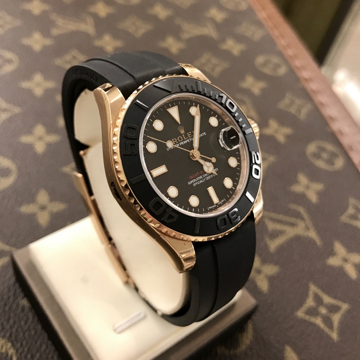 Rolex 劳力士 游艇名仕型系列，268655。37毫米表径，18K玫瑰金表壳，双向旋转60分钟刻度外圈，搭配亚光黑色陶质字圈，磨光立体数字及刻度，双重防反光小窗凸透镜放大日历显示功能，自动上弦机械机芯，动力储备55小时。 单表无附件。