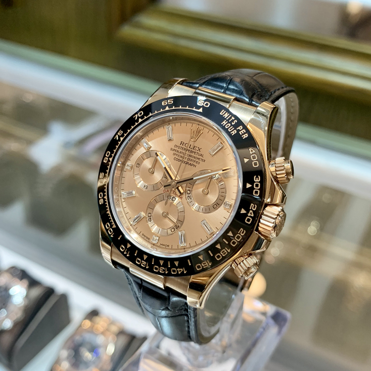 Rolex 劳力士 宇宙计型迪通拿系列，116515LN。18K玫瑰金表壳，黑色Cerachrom陶质实心外圈连计速刻度，香槟色面盘，表盘配蜗形小秒针盘；8颗方形切割钻石钟点标记，3、6及9钟点标记镶有3颗钻石，计时功能，Cal.4130自动上弦机械机芯。 单表附保卡。