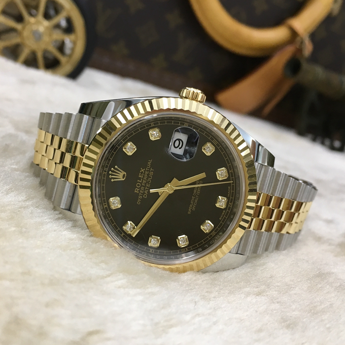 Rolex 劳力士 日志型 系列，126333镶钻。904L不锈钢和18ct黄金的组合，41毫米表径。中层表壳，旋入式底盖及上链表冠。黑色表盘镶有钻石，中央时、分及秒针；瞬跳日历，快速更正；秒针暂停功能以准确调校时间。防反光凸透式放大日历窗。纪念型五排链节表带。旋入式表冠，双扣锁双重防水系统。旋入式底盖，自产3235自动上链机械机芯，动力储备70小时。专柜定价：105600港币。