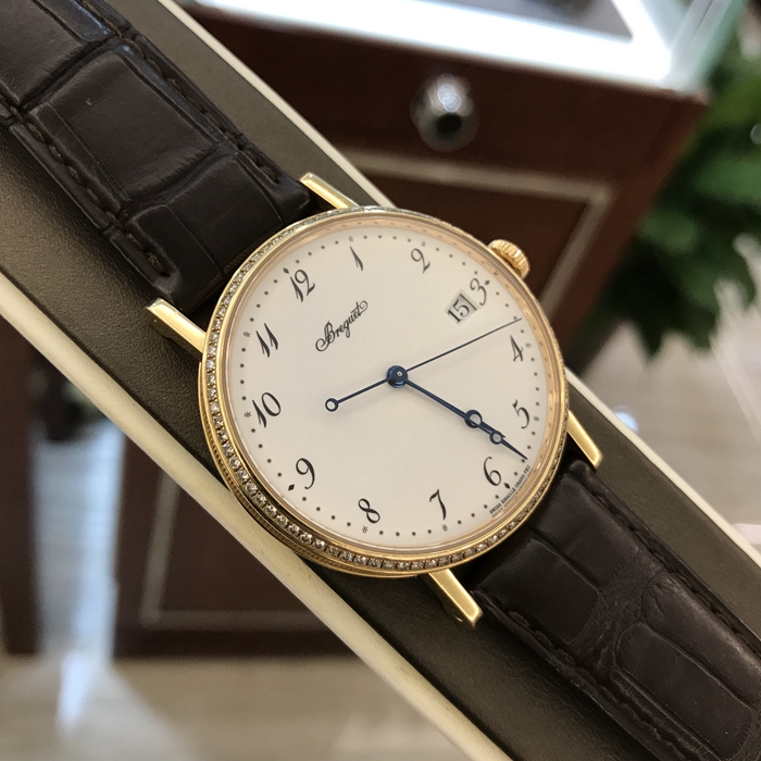 Breguet 宝玑 Classique 经典系列，5178BR。38毫米表径，18K玫瑰金原镶钻圈，大明火白色珐琅表盘搭配蓝钢宝玑针，3点位置日期显示，自动上弦机械机芯。专柜定价：218500元。 单表无附件。