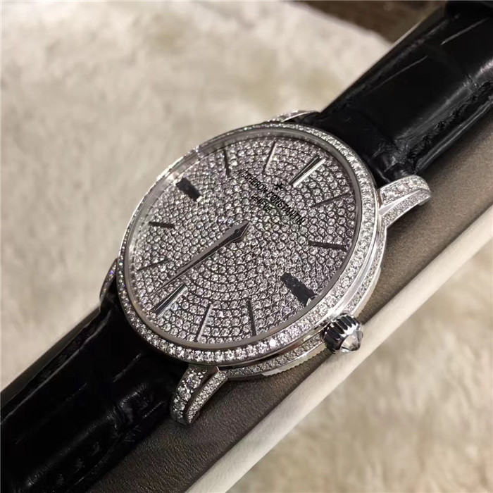 Vacheron Constantin 江诗丹顿 TRADTIONNELLE传袭系列，82673/000G-9821，38毫米表径，18K白金镶钻面盘，共756颗钻石。针扣式表扣，透明蓝宝石水晶表底盖。??4400手动上弦机械机芯，日内瓦印记，动力储备65小时。专柜定价：473000元。