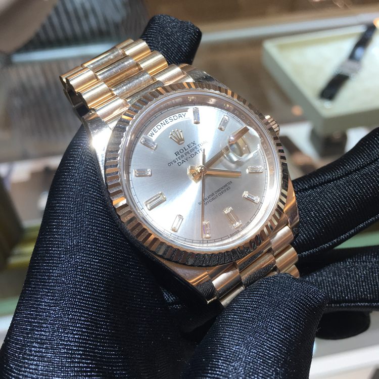 Rolex 劳力士 星期日历型系列，228235。40毫米表径，18K玫瑰金表壳，三角坑纹外圈，银灰色面盘，10颗方形切割钻石时标，3点位置为双重防反光小窗凸透镜放大日历，12点位置为星期显示，自产3255自动上弦机械机芯，专柜定价：328800元。 全套附件齐全。