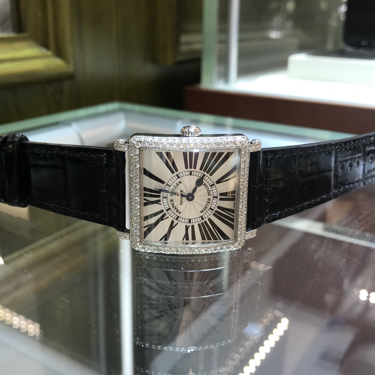 FRANCK MULLER 法兰克穆勒，6002 M QZ D。36.5毫米表径，18K白金，原镶钻圈钻耳，白色面盘，罗马数字时标，精准石英机芯。 单表无附件。