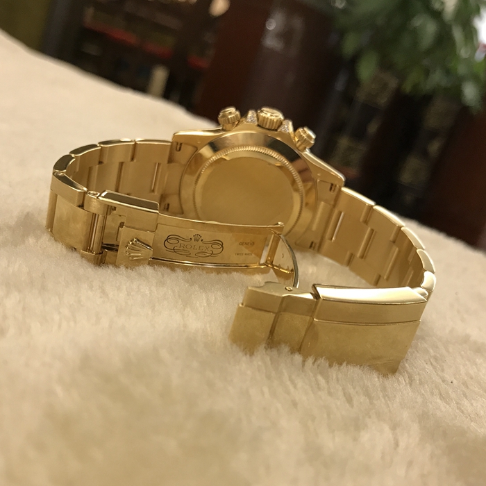 Rolex 劳力士 迪通拿系列，116528。40毫米表径，18K黄金后加钻彩虹圈，黑色表盘镶有钻石，镶托镶有钻石，中央时、分及秒针，小秒针设于6点位置，通过中央指针使定时器精准至1/8秒，30分钟和12小时计时盘分别设于3点和9点位置，秒针暂停功能以准确调校时间。蚝式三排链节表带，蚝式保险摺扣配5毫米易调链节伸展系统。旋入式精钢材质底盖，自产 4130型自动上链机械机芯。 单表无附件。