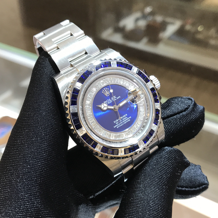 Rolex 劳力士 潜航者型，116610LN-97200，后加钻后改蓝色面盘。40毫米表径，精钢表壳，中央时、分及秒针；瞬跳日历，快速更正；秒针暂停功能以准确调校时间。自产3135型自动上弦机械机芯，动力储备48小时。专柜定价：65900元。 单表无附件。