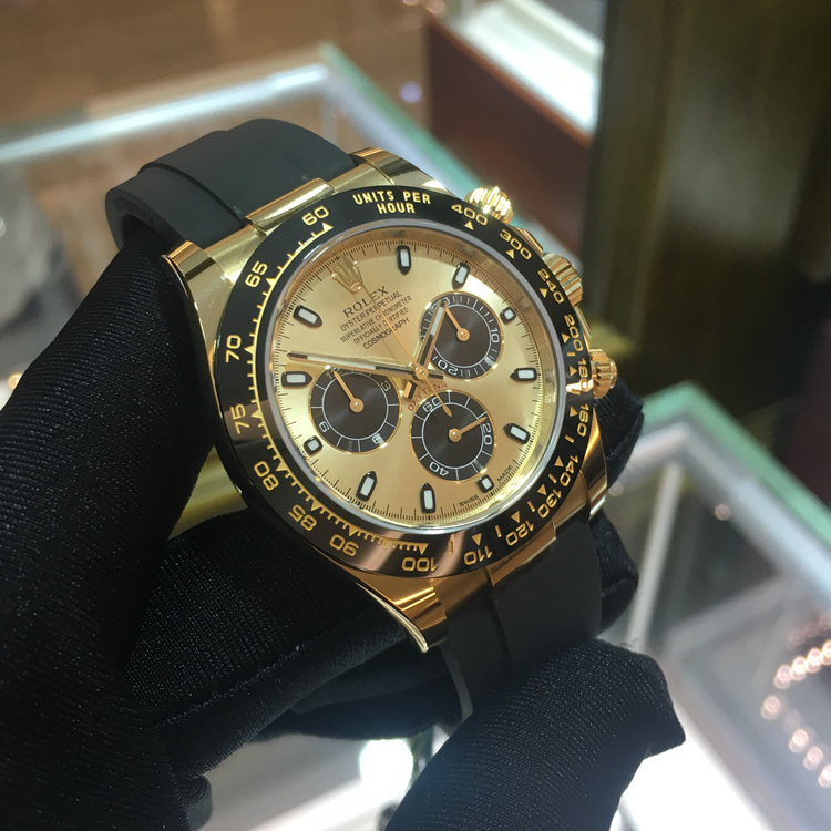 Rolex 劳力士 宇宙计型迪通拿系列，M116518ln-0040。40毫米表径，18K黄金表壳，黑色Cerachrom陶质实心外圈连计速刻度，香槟色及黑色面盘，计时功能，Cal.4130自动上弦机械机芯，专柜定价：205200元。 单表无附件。