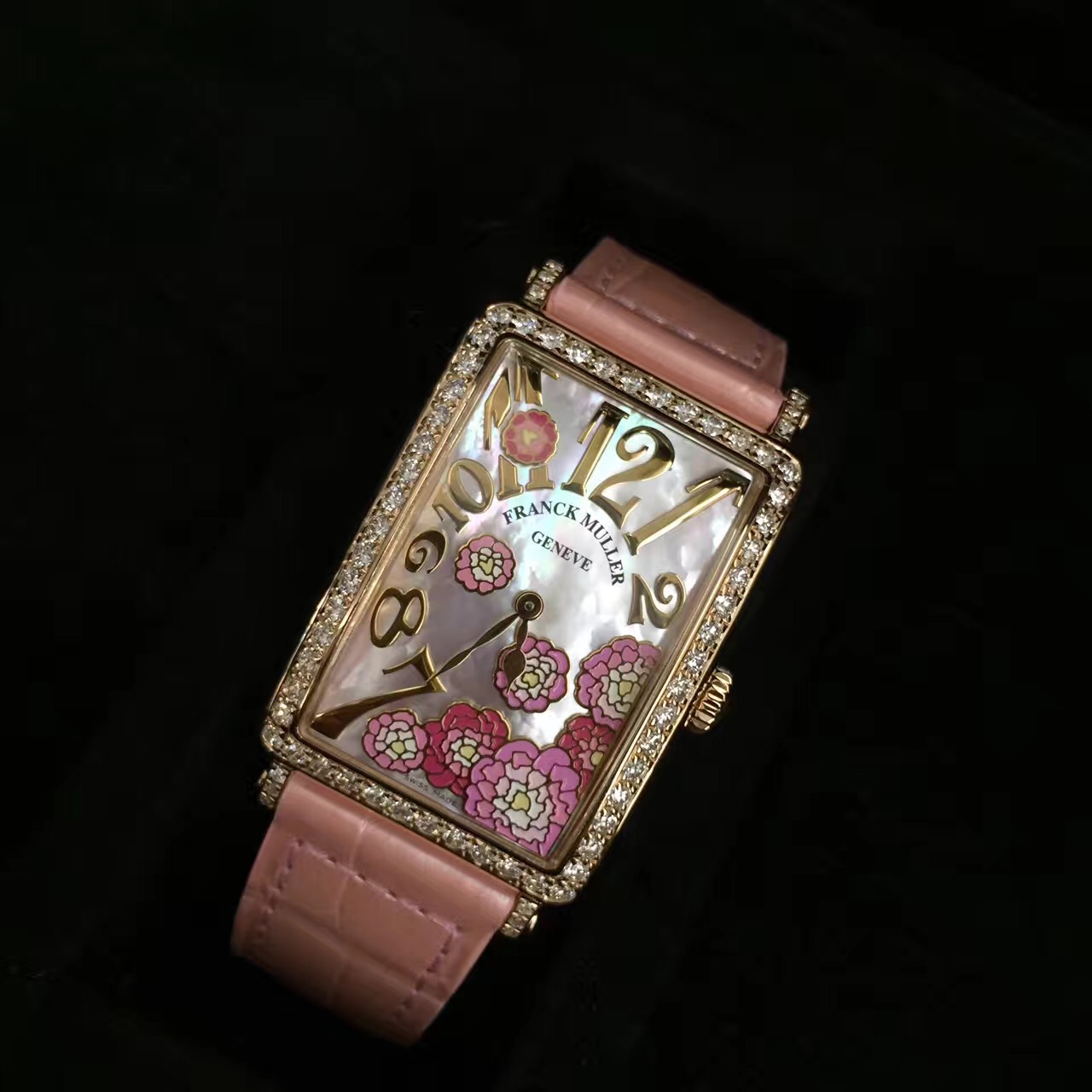 FRANCK MULLER 法兰克穆勒 长岛系列，952 QZ REL MOP RS D 1R。圣诞限量版，18K玫瑰金原镶钻圈，44×25毫米表径，限量66只。粉红色贝母盘面，珐琅绘面牡丹花，精准石英机芯。