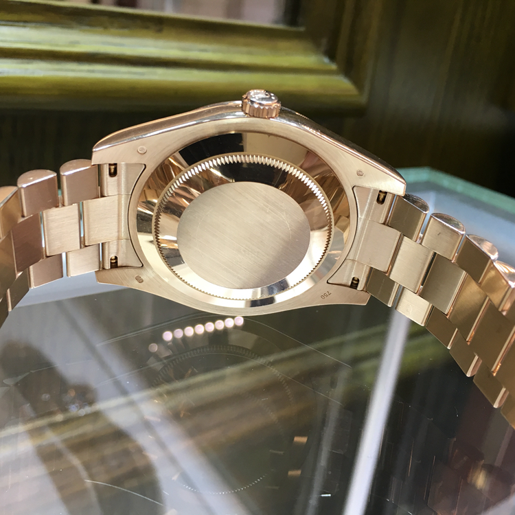 Rolex 劳力士 星期日历型系列，218235-83215。41毫米表径，18K玫瑰金表壳，粉色面盘，罗马数字时标，3点位置日期显示，12点位置为星期显示，自动上弦机械机芯。专柜定价：285500元。 全套附件齐全。