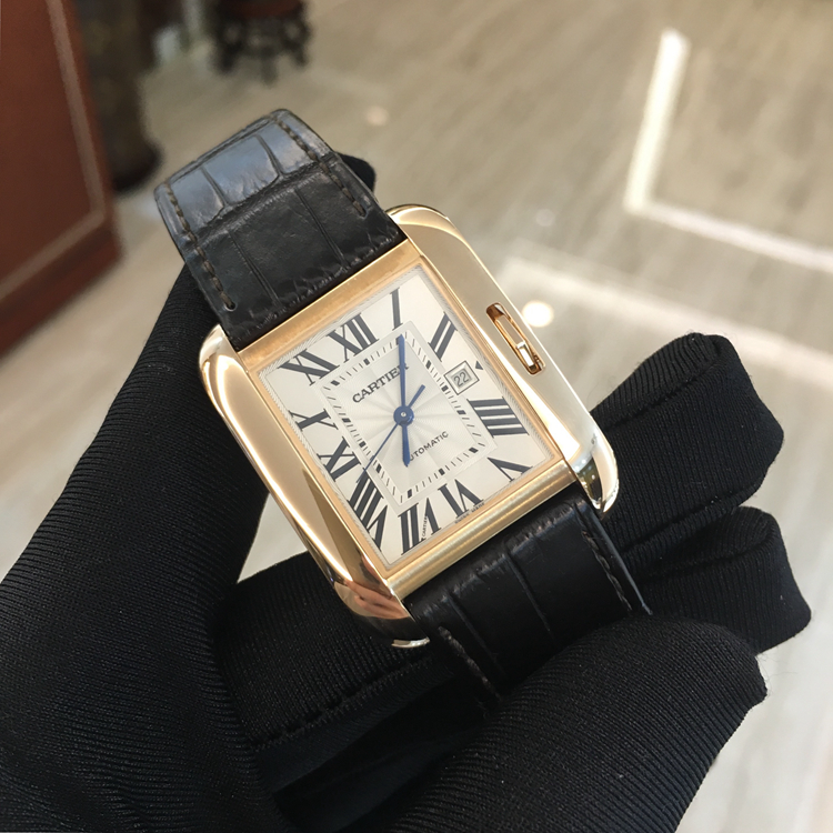 Cartier 卡地亚 Tank 坦克系列，W5310005。39.2 x 29.8毫米表径，18K玫瑰金表壳，镀银漆面扭索雕纹面盘，3点位置日期显示，九角形表冠，镶嵌一颗蓝宝石，Cal.077自动上弦机械机芯。专柜定价：116000元。 单表无附件。