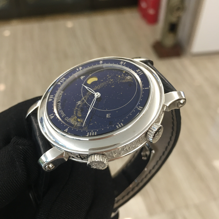 PATEK PHILIPPE 百达翡丽 超级复杂功能时计系列，5102G。43毫米表径，18K白金表壳，蓝色面盘，天文腕表，星体运行，月相盈亏显示，北半球的星体以逆时针方向在表盘上方移动。240/165自动上弦机械机芯，动力储备38-48小时。 单表无附件。