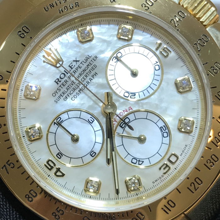 Rolex 劳力士 宇宙计型迪通拿系列 116528-78598。40毫米表径，18K黄金表壳，珍珠贝母表盘镶嵌8颗钻石，中央时、分及秒针；蓝宝石水晶玻璃表镜，蚝式三排链节表带，旋入式三扣锁三重防水系统表冠。自产4130自动上弦机械机芯。 单表无附件。