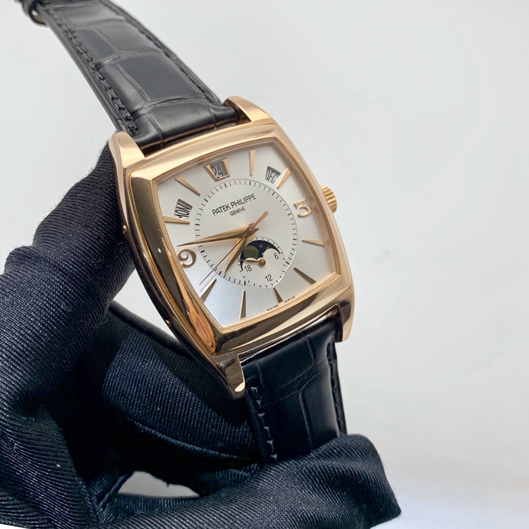 PATEK PHILIPPE 百达翡丽 复杂功能时计系列，5135R。38*51毫米表径，18K玫瑰金表壳，银白色酒桶型面盘，6点位置月相显示，视窗式日期显示、月份显示以及星期显示，Cal.324 S QA LU 24 H自动上弦机械机芯，动力储备45小时。 单表无附件。