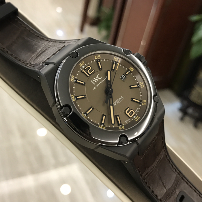 IWC 万国 工程师系列，IW322504。陶瓷表壳，46毫米表径，棕色表盘，三点位置日期显示，可透过表冠快速调整日期，中央秒针附掣停装置。棕色鳄鱼皮内衬的黑色橡胶表带，钛金属针式表扣，双面防反光平面蓝宝石玻璃表镜。旋入式表冠，80110比勒顿自动上弦机械机芯，动力储备44小时。专柜定价：85000元。