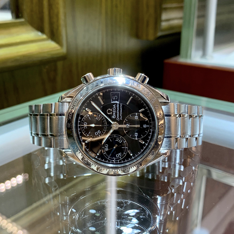 Omega 欧米茄 超霸系列，3513.50.00。39毫米表径，精钢表壳，黑色面盘，3点位置日期显示，计时功能，自动上弦机械机芯，动力储备44小时。 单表无附件。