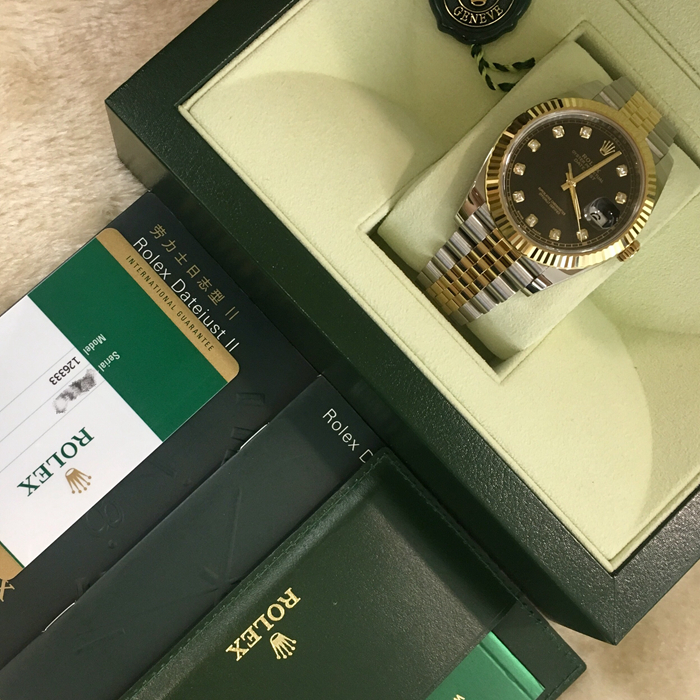 Rolex 劳力士 日志型 系列，126333镶钻。904L不锈钢和18ct黄金的组合，41毫米表径。中层表壳，旋入式底盖及上链表冠。黑色表盘镶有钻石，中央时、分及秒针；瞬跳日历，快速更正；秒针暂停功能以准确调校时间。防反光凸透式放大日历窗。纪念型五排链节表带。旋入式表冠，双扣锁双重防水系统。旋入式底盖，自产3235自动上链机械机芯，动力储备70小时。专柜定价：105600港币。