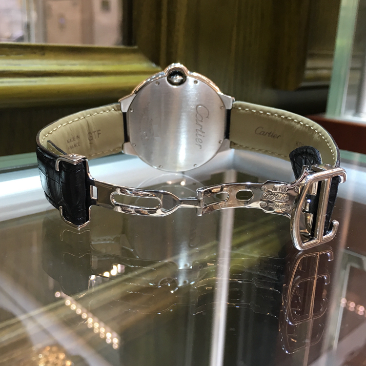 Cartier 卡地亚 Ballon Bleu 蓝气球系列，WE900951，42毫米表径，18k白金原镶钻石，镀银扭索雕纹表盘，罗马数字时标，剑形蓝钢指针，蓝宝石水晶镜面，3点位置设日历显示窗，自动上弦机械机芯， 公价341000元。 全套附件齐全。