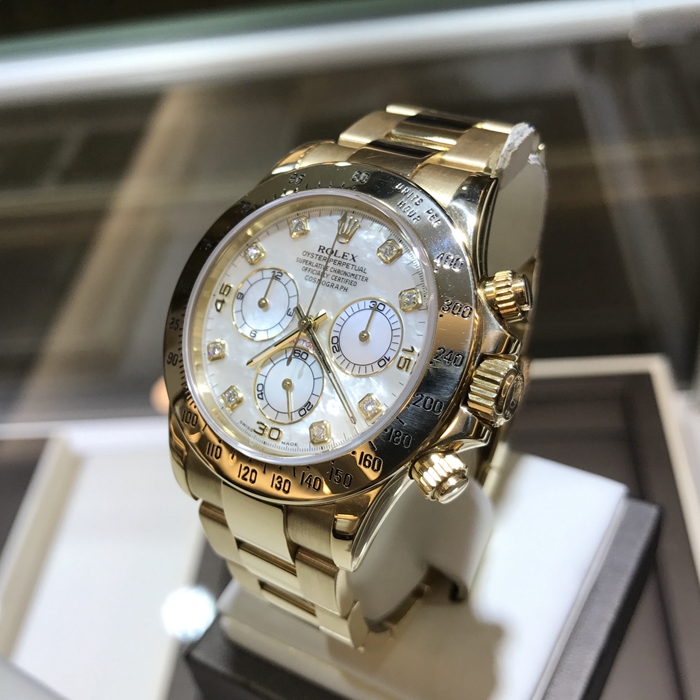 Rolex 劳力士 宇宙计型迪通拿系列 116528-78598。40毫米表径，18K黄金表壳，珍珠贝母表盘镶嵌8颗钻石，中央时、分及秒针；蓝宝石水晶玻璃表镜，蚝式三排链节表带，旋入式三扣锁三重防水系统表冠。自产4130自动上弦机械机芯。 单表无附件。