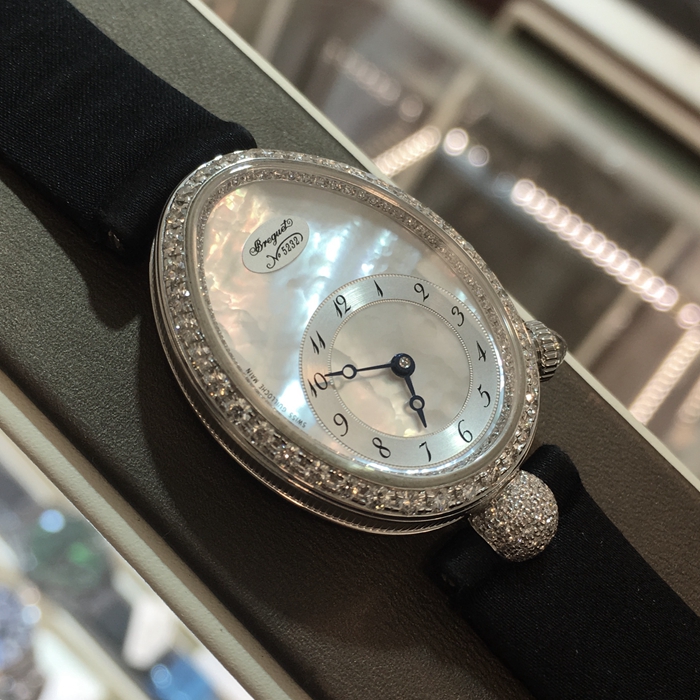 Breguet 宝玑 Reine de Naples 那不勒斯皇后系列，8928BB/58/844 DD0D。33毫米表径，18K白金原钻表壳，镶嵌一颗梨形钻石。白贝母面盘，自动上弦机械机芯，动力储备40小时。专柜定价：284200元。 单表无附件。