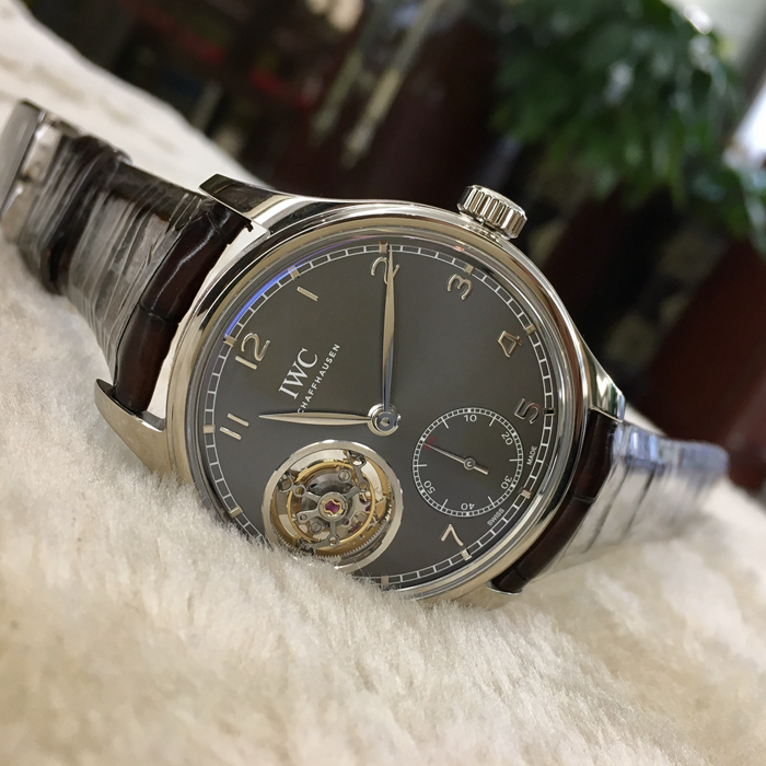 IWC 万国 葡萄牙系列 IW546301。43毫米表径，18K白金表壳，深灰色表盘， 六点位置小秒针，九点位置陀飞轮装置。透明蓝宝石玻璃表底，98900 手动上弦机械机芯，动力储备54小时。专柜定价：420000元。 单表无附件。