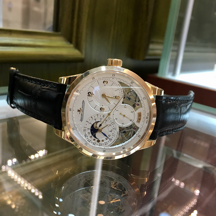 Jaeger-LeCoultre 积家 双翼系列，Q6042520。42毫米表径，18K玫瑰金表壳，银色面盘，9点位置为月相显示，指针式日期显示，Cal.381手动上弦机械机芯，动力储备50小时。专柜定价：321000元。 单表无附件。